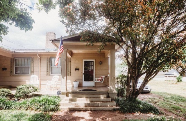 Historic District with Local Art - Gallery House
