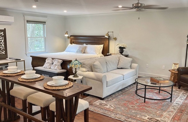 Historic Downtown Carriage House & Oaisis