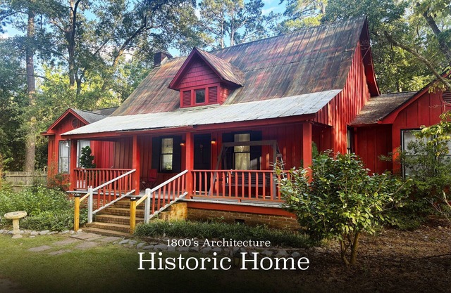 Historic Farmhouse Living near DT, USC, Ft. J! Pets!