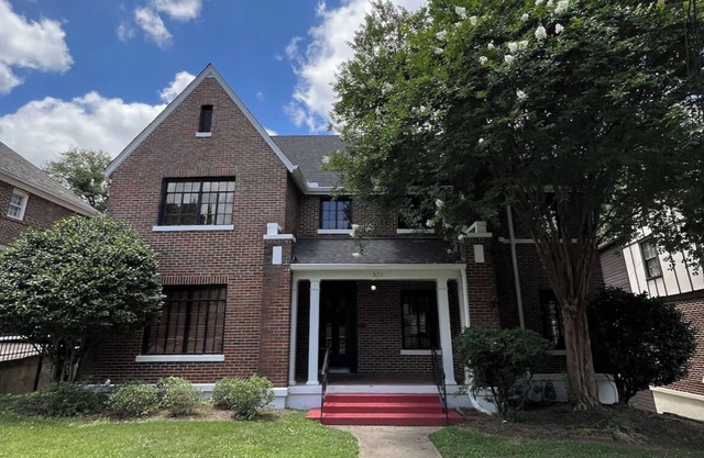 Historic Home, Parks 6 Cars, 2min walk to the Strip, then 10 min Stadium Stroll.