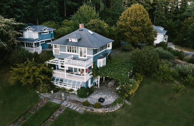 Historic home right on the water! SPA!