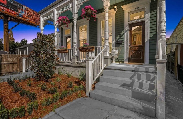 Historic Home Sleeps 12 |Close to FQ| Private Yard