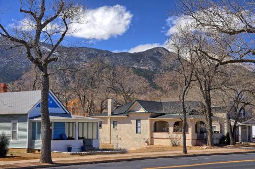 Historic Home w/Pikes Peak Views