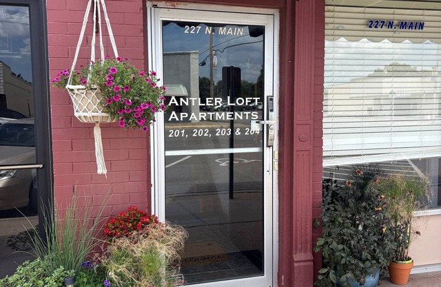 Historic Hotel Antler Loft Apartment - 1 BD/1BA - Fully Furnished!