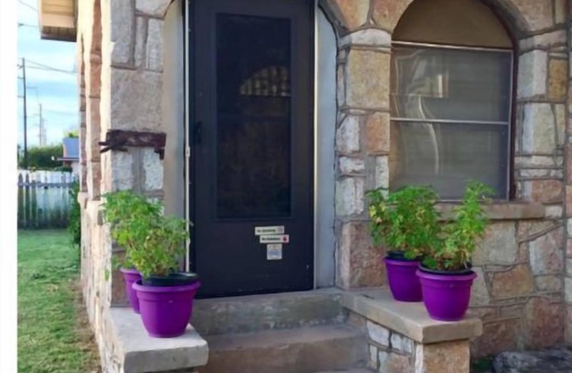 Historic House! EZ 1 mile to Ft Sill! Cozy&Clean!