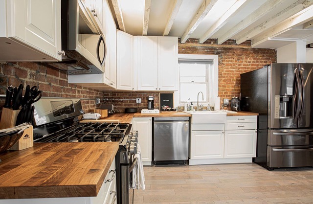 Historic Kingston 1800s Waterfront Townhouse - /Backyard /BKLYN Loft /Modern