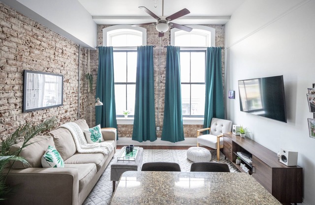 Historic loft in the shopping center of downtown Savannah
