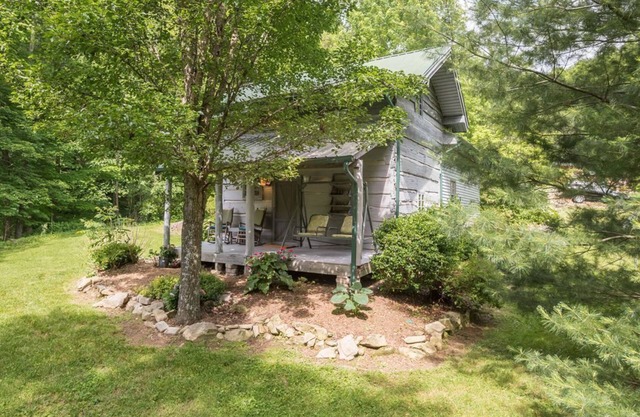 Historic Log Cabin, Yard, Firepit, Fireplace, WIFI , Private