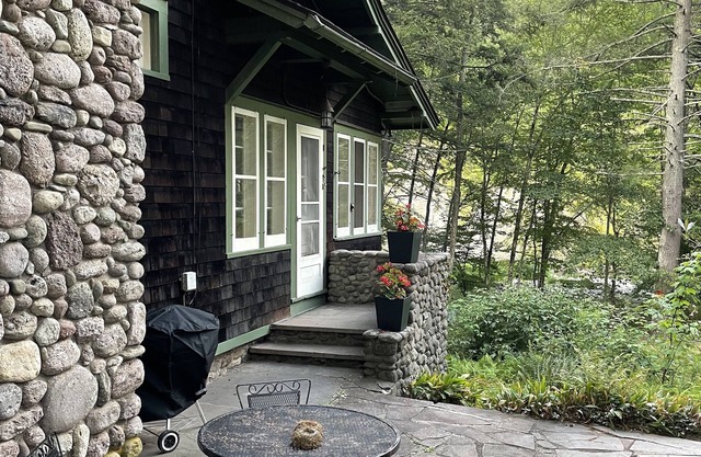 Historic Luxury Craftsman Lodge - Streamside - Remodeled Baths 2024