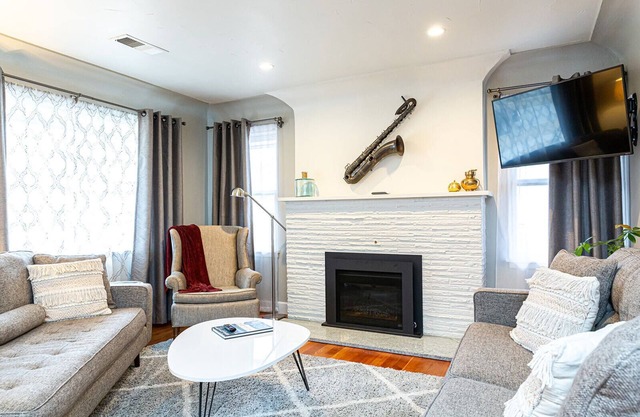 Historic Mountain Ave Bungalow – Walk Everywhere!