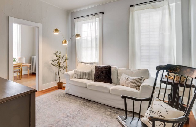 Historic New Market Escape w/ Yard Near Wineries!