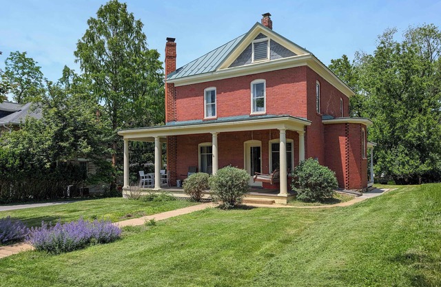 Historic Queen Anne Home w/Modern Comforts