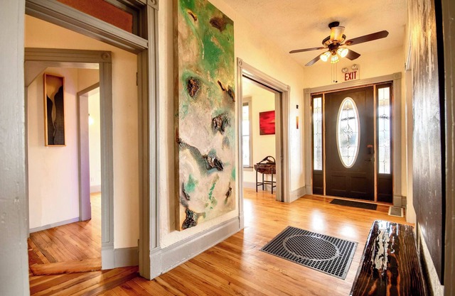 Historic Queen Anne Art Gallery House!