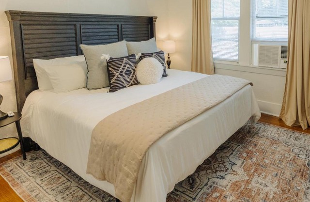Historic Revival King Bed Midtown Memphis 70 Fast WiFi Free Parking Yes Pets