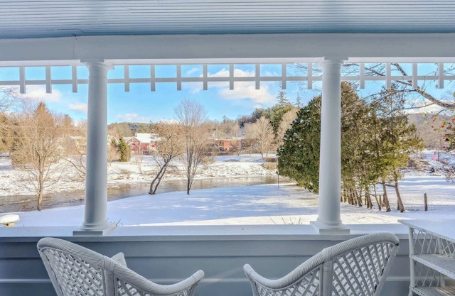 Historic Riverside Retreat in Woodstock Village