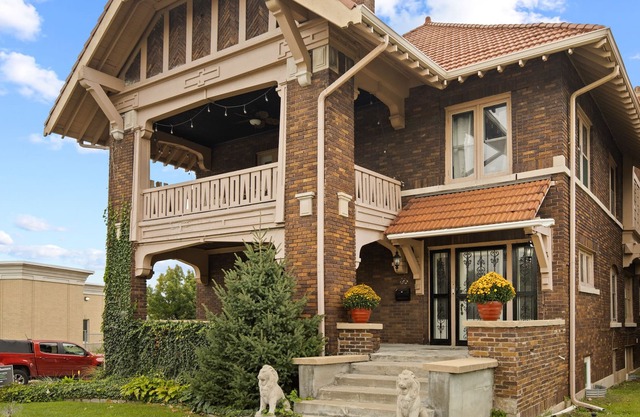 Historic Space for Everyone!! 7 Bedrooms/10 bed/4.5 Bath, minutes from Downtown!