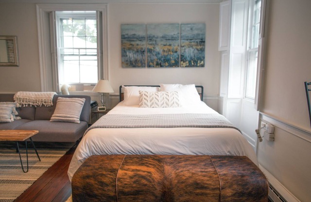 ♥ Historic Studio Minutes to Salem+Beaches Old Town Marblehead Private Parking ♥