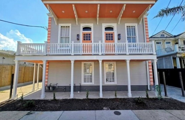 Historic Uptown 2-bedroom condo New Orleans Mardi Gras