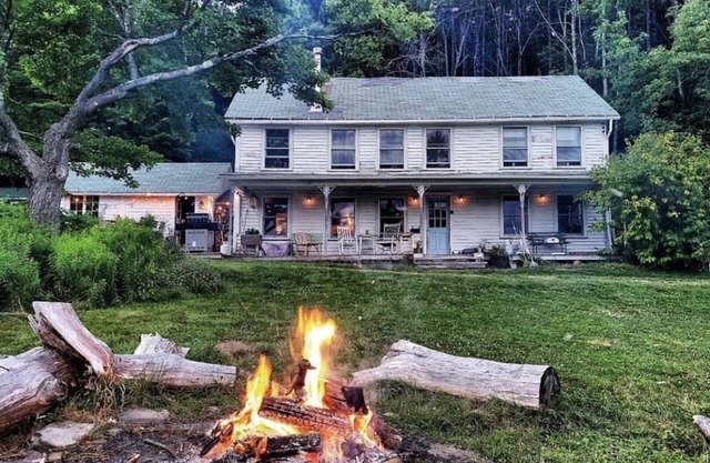 Historical Catskill mountains Farmhouse with Hiking, Fire Pit, Hot Tub, King bed