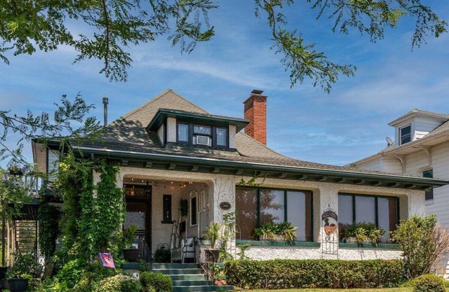 Historical Downtown Geneva Bungalow |Upper Unit |Parking for 3 |Walkable |Near Shops & Restaurants