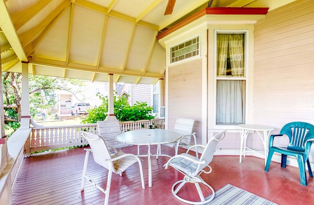 Historical Home w/ Modern Conveniences w/ Porches