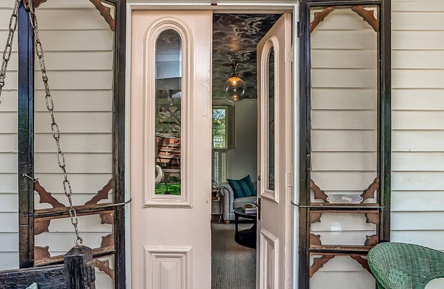 History Meets Luxury at Dreamy Leiper's Fork Village Cottage, Walk to Everything