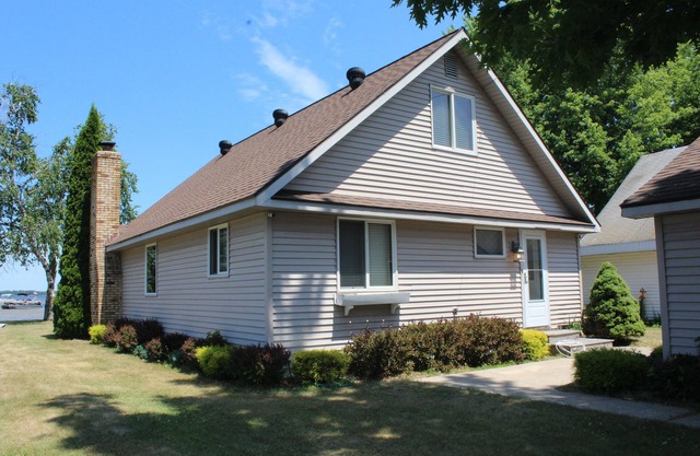 HL - Beautiful LAKEFRONT Home - right by the sandbar everyone hangs at!