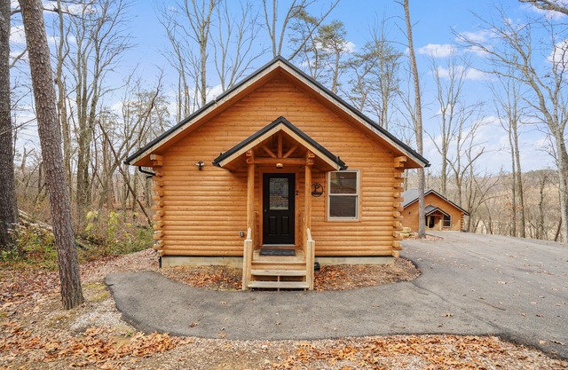 Hocking Hills Cabin ~ The Pinot - Up to 6 Guests - Hot Tub-Firepit-Wifi