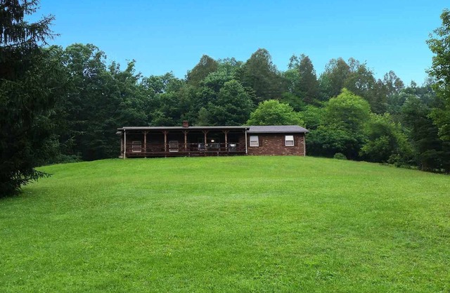 HOCKING HILLS CABIN WITH HOT TUB AND POND ON 4 SECLUDED ACRES with REC BARN
