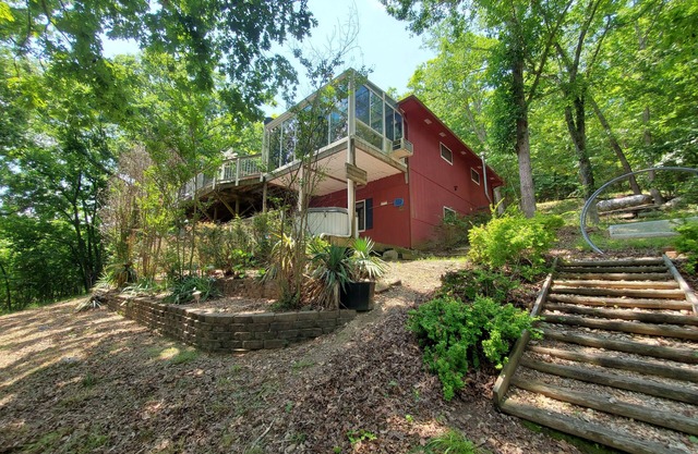 Hog Heaven-Lakefront-2 Kitchens, 2 Living Areas, Private & Wooded