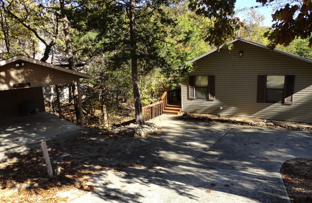 Hojo's-Lakefront-Lakeview Home in a Private Setting-Marina Nearby-Community Pool
