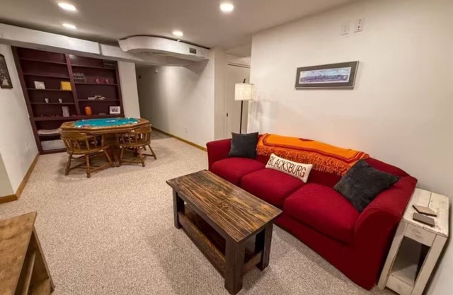 Hokie Hideaway - Walk to Lane Stadium!