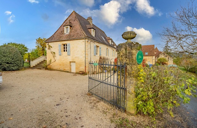 Holiday Apartment "Gite Les Milandes" with Shared Pool, Garden & Wi-Fi