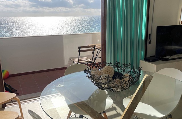 Holiday apartment 1 bedroom, sea view on the beachfront (100 mts)