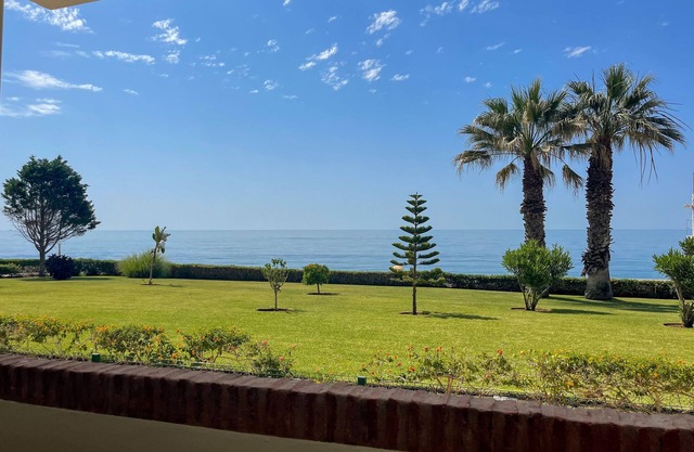 Holiday Apartment 'Casa Del Sol' close to the Beach with Sea View, Shared Garden & Wi-Fi