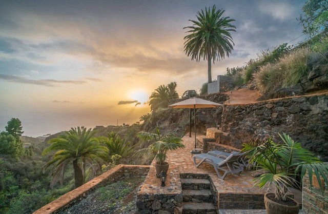 Holiday Apartment "Cueva El Desvelo" with Sea View, 3 Private Terraces & Wi-Fi