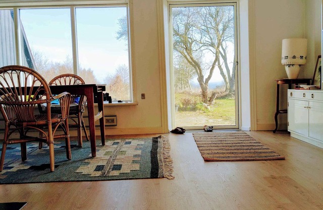Holiday cottage with a 90-degree sea view