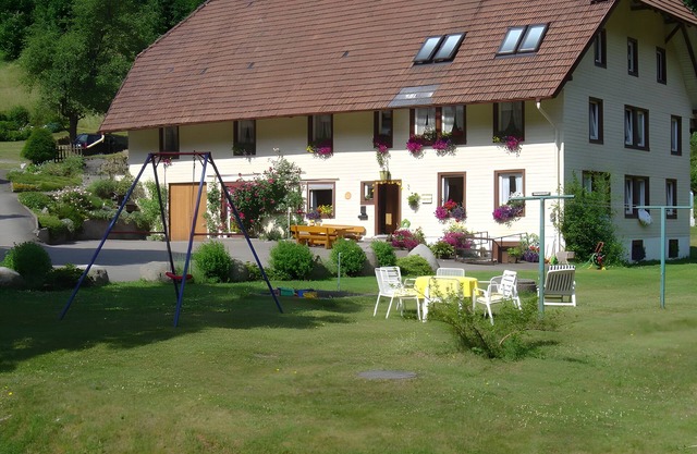 Holiday Apartment '2, 2 Bedrooms' with Shared Garden and Wi-Fi