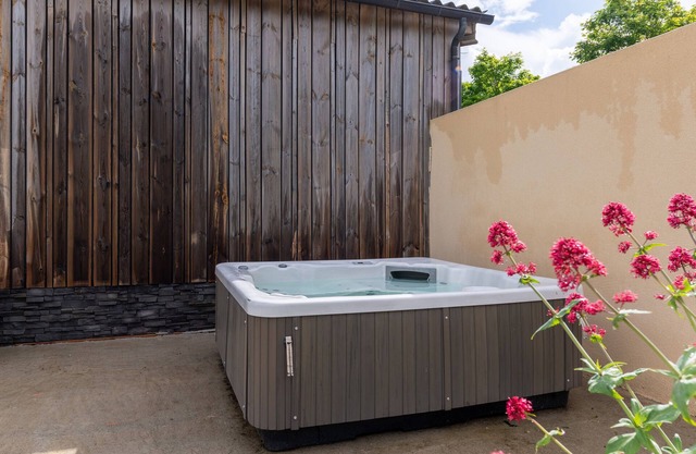 Holiday Home 'Le Loft avec jacuzzi' with Private Terrace, Private Garden and Wi-Fi