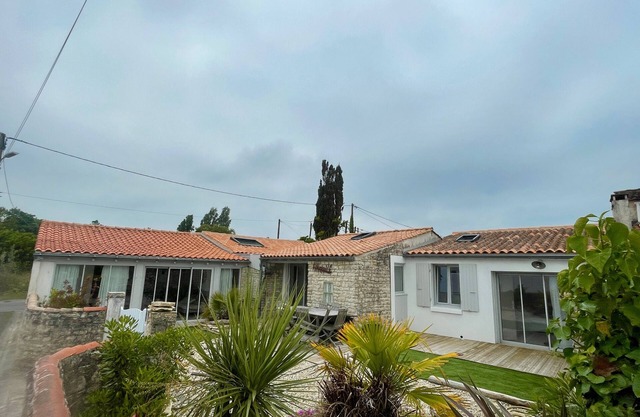 Holiday Home 'L’hirondelle' with Private Terrace, Private Garden and Wi-Fi