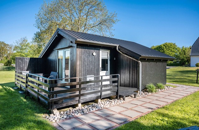 Holiday Home 'Achtern Diek' with Shared Terrace, Shared Garden and Wi-Fi