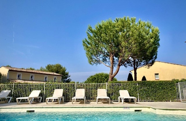 Holiday Home 6 Sleeps - Terrace, Garden, Pools, Parking, A/C