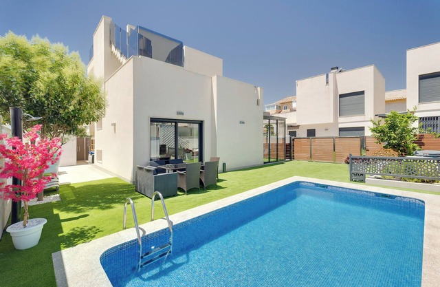 Holiday Home 'Azalea II' close to the Sea with Pool & Wi-Fi