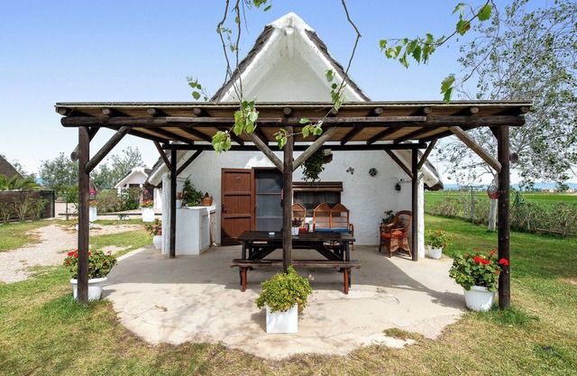 Holiday Home 'Barraca Gran' with Lake View, Private Pool and Wi-Fi