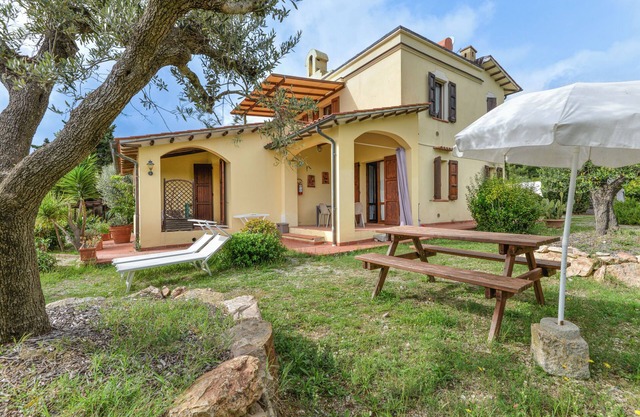 Holiday Home 'Bilocale Mimosa A Lacona' with Shared Pool, Private Garden and Wi-Fi