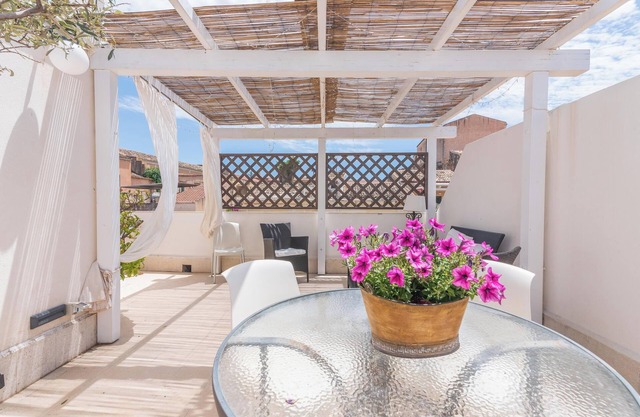 Holiday Home 'Casa Neathon' with Wi-Fi, Terrace & Balcony