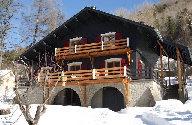 Holiday Home 'Chalet De Luxe - Alpes Française' with Mountain View, Private Terrace and Wi-Fi