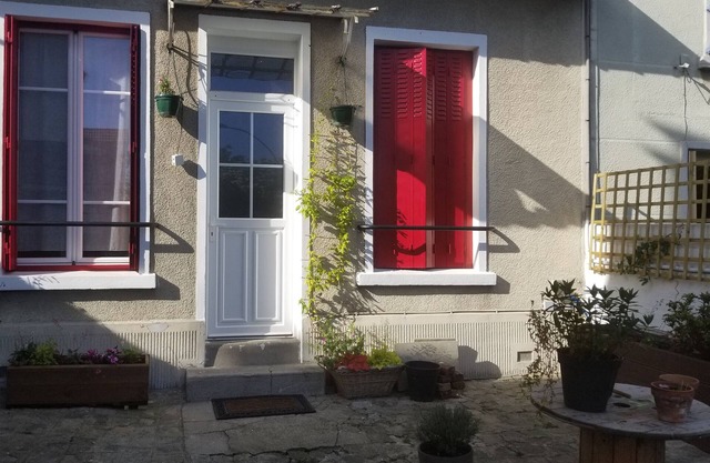 Holiday Home 'Dependance Vio Et Je' with Shared Terrace and Wi-Fi