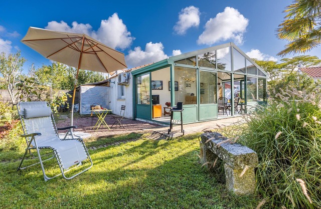 Holiday Home 'Du Peintre' with Private Terrace, Wi-Fi and Air Conditioning