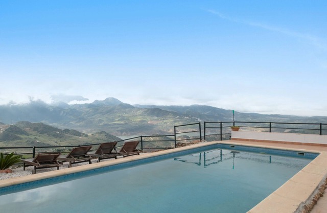 Holiday Home 'El Mirador De La Luna' with Lake View, Private Pool and Wi-Fi
